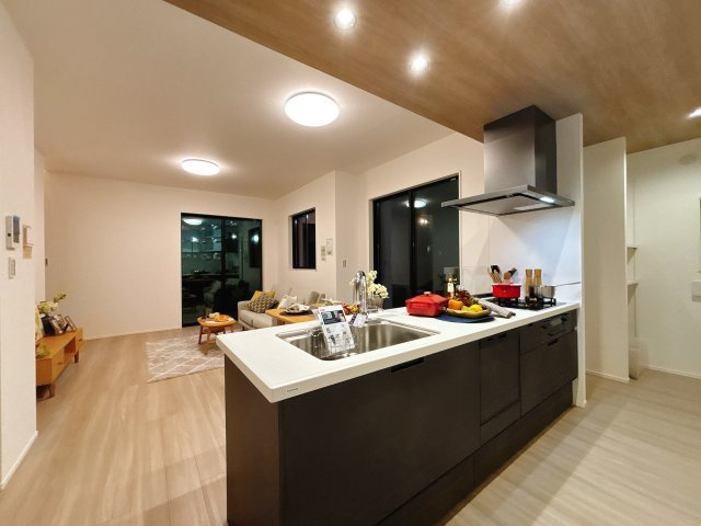 MELDIA千種区自由ヶ丘115①｜名古屋市の戸建ならホームアップのキッチン|お子様を見守りながらお料理ができるオープン対面キッチン