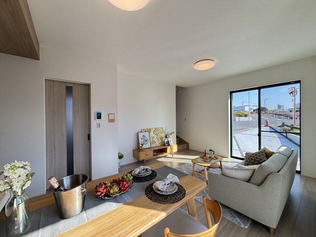 MELDIA千種区自由ヶ丘115①｜名古屋市の戸建ならホームアップの居間・リビング|南から陽射しが入り明るいリビング