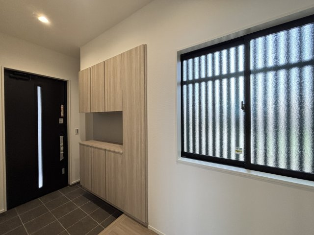 MELDIA千種区自由ヶ丘115①｜名古屋市の戸建ならホームアップの玄関|収納力あるシューズボックス付き