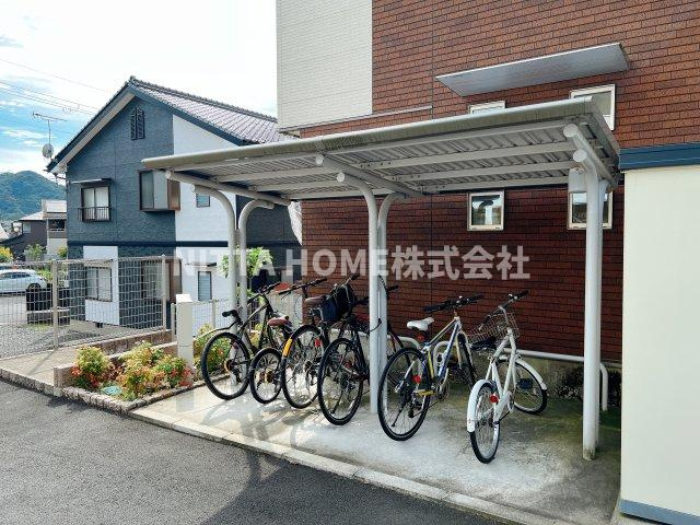 クレアール 野瀬Ａのエントランス|屋根付きの駐輪場は無料で使用可能です＊