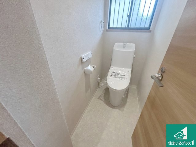 神戸市垂水区朝谷町　中古一戸建てのトイレ|1・2階の2ヶ所にあるので、朝の忙しい時間の順番待ちもなく、深夜の利用にも大変便利です。