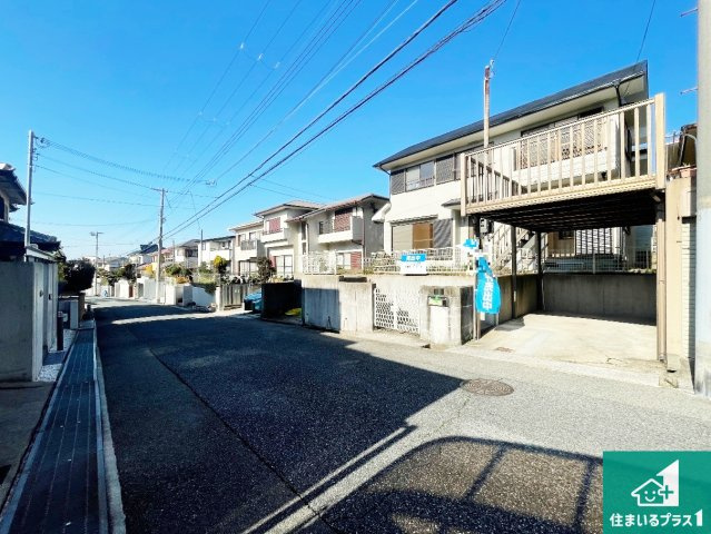 神戸市垂水区朝谷町　中古一戸建ての前面道路含む現地写真|周辺は閑静な住宅街！前面道路広々で車の出し入れも便利です。駐車が苦手な方でも安心して車庫入れできます！