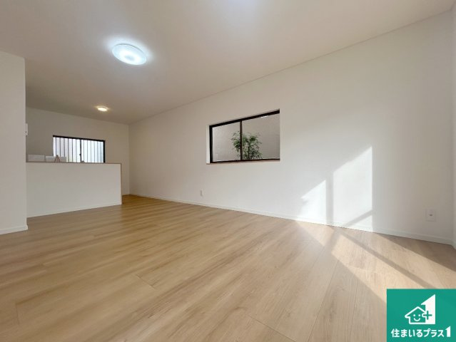 神戸市垂水区朝谷町　中古一戸建ての居間・リビング|日当たり良好の明るいリビングで朝の目覚めもスッキリできそう！対面キッチンでご家族のコミュニケーションも自然と増える設計！小さなお子様が遊ぶスペースを作っても広々とくつろげるLDK！