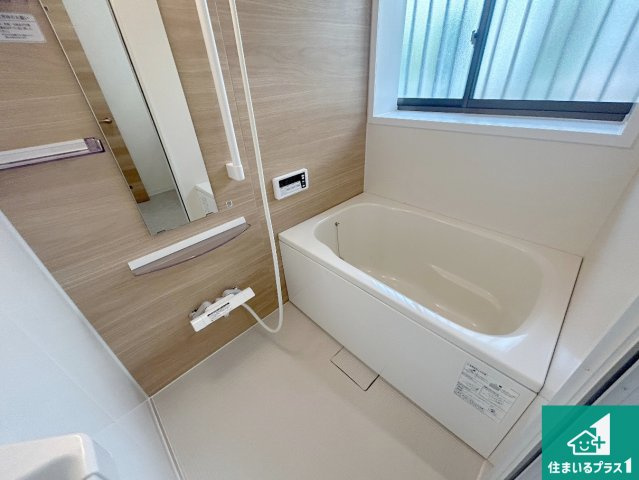 神戸市垂水区朝谷町　中古一戸建ての浴室|足をゆったり伸ばして寛げる浴槽です。窓が設けられていますので差し込む光が明るく穏やかな雰囲気にしてくれます♪
