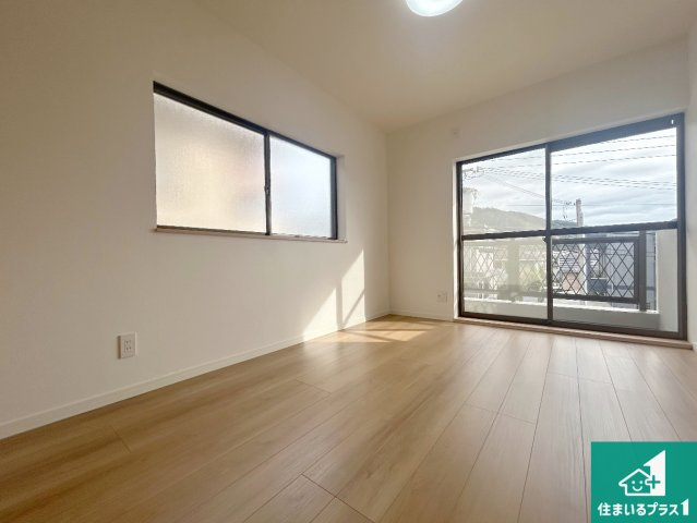 神戸市垂水区朝谷町　中古一戸建ての浴室|寝室は心地よい眠りについてもらいたくて、シンプルかつ開放的な空間な設計にしています！大きな窓から差し込む日が心地いいです♪