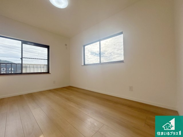 神戸市垂水区朝谷町　中古一戸建ての洋室|シンプルな洋室は、自分好みのインテリアが楽しめます♪ご家族とインテリアや家具を選びに行くのは物件購入時の醍醐味の一つです。ぜひお楽しみください♪