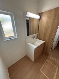 【独立洗面台】 | 廿日市市住吉（廿日市駅）全3区画　NO3【外構込み】 | 三面鏡付きの洗面台は、メイクもドライヤーも余裕のスペースです。