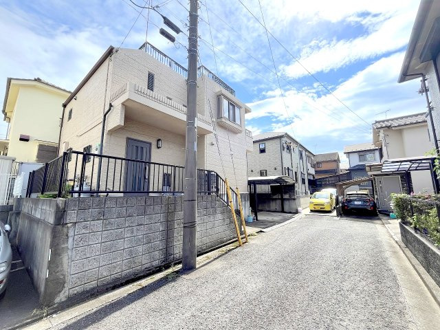 羽村市羽加美2丁目　ルーフバルコニーと地下室のある５LDKの邸宅の前面道路含む現地写真