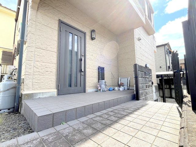 羽村市羽加美2丁目　ルーフバルコニーと地下室のある５LDKの邸宅の玄関