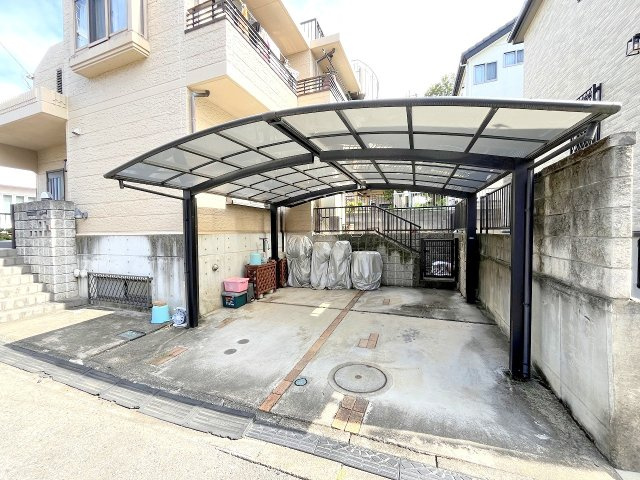 羽村市羽加美2丁目　ルーフバルコニーと地下室のある５LDKの邸宅の駐車場|カースペース２台分あり！