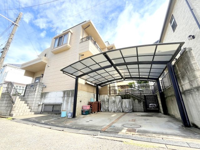 羽村市羽加美2丁目　ルーフバルコニーと地下室のある５LDKの邸宅の外観|屋上バルコニーと螺旋階段のある大成建設施工のRC住宅です！