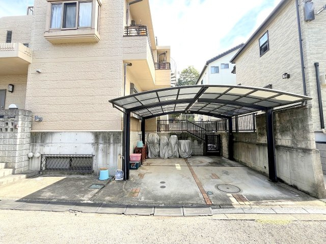 羽村市羽加美2丁目　ルーフバルコニーと地下室のある５LDKの邸宅の駐車場|南側にお庭スペース有り！