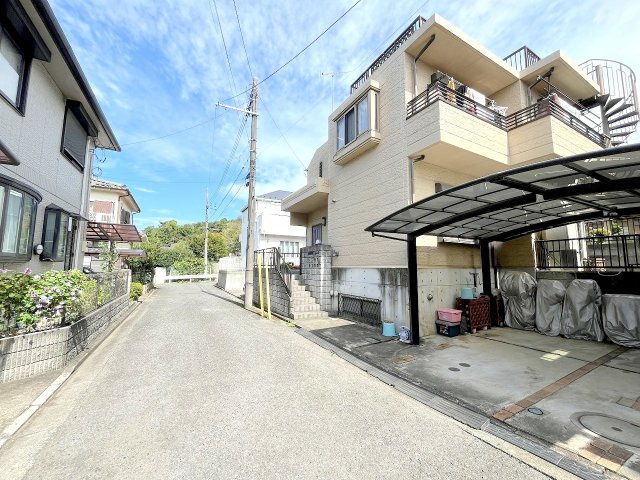 羽村市羽加美2丁目　ルーフバルコニーと地下室のある５LDKの邸宅の前面道路含む現地写真