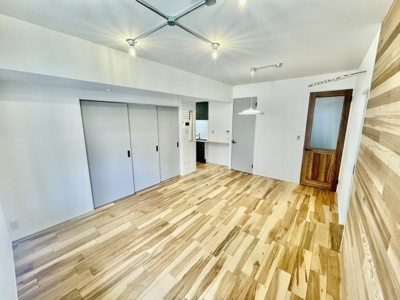 【居間・リビング】 | ダイアパレス舟入通り | 令和7年8月リノベーション工事完了（システムキッチン・ユニットバス・洗面化粧台・洗濯機・温水洗浄便座・建具新規交換、フローリング・クロス貼替、廊下収納・LEDダウンライト新規設置）