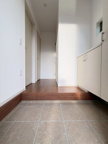 【価格改定】長岡京市滝ノ町1丁目の玄関|広々とした玄関です◎