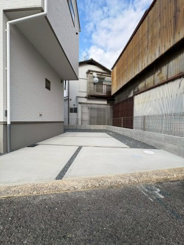 長岡京市滝ノ町1丁目の駐車場|道路との高低差がなく、駐車がしやすく運転が苦手な方も安心です◎