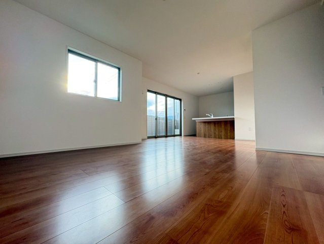 長岡京市滝ノ町1丁目の居間・リビング|南西向きにつき、日当り通風良好です◎