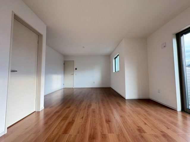 長岡京市滝ノ町1丁目の居間・リビング|LDKは広々約18.5帖。ゆったりと寛ぎの時間が叶います。