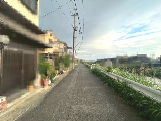 長岡京市滝ノ町1丁目の前面道路含む現地写真|阪急京都線「西向日」駅徒歩約14分。
郵便局や銀行、病院が徒歩10分圏内です♪