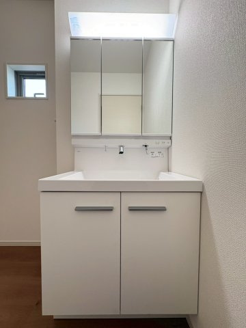 長岡京市滝ノ町1丁目の独立洗面台|ホワイト基調の清潔感あふれる洗面台です。