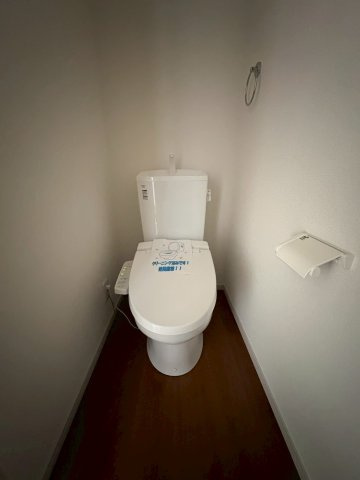 長岡京市滝ノ町1丁目のトイレ|温水洗浄機能つきの清潔感のあるお手洗いです◎