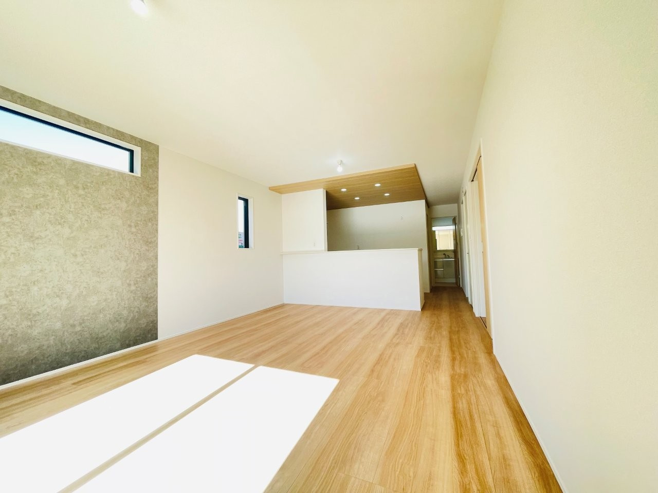 岡崎市赤渋町3期　新築分譲住宅　全3棟　1号棟の居間・リビング|どこにいても家族の顔が見える、明るく開放的なLDK。