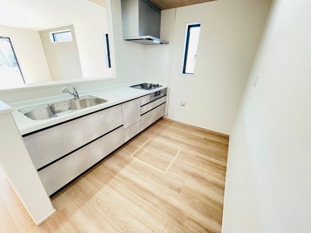 岡崎市赤渋町3期　新築分譲住宅　全3棟　1号棟のキッチン|広いシステムキッチンでお子様と一緒にお料理もできます。