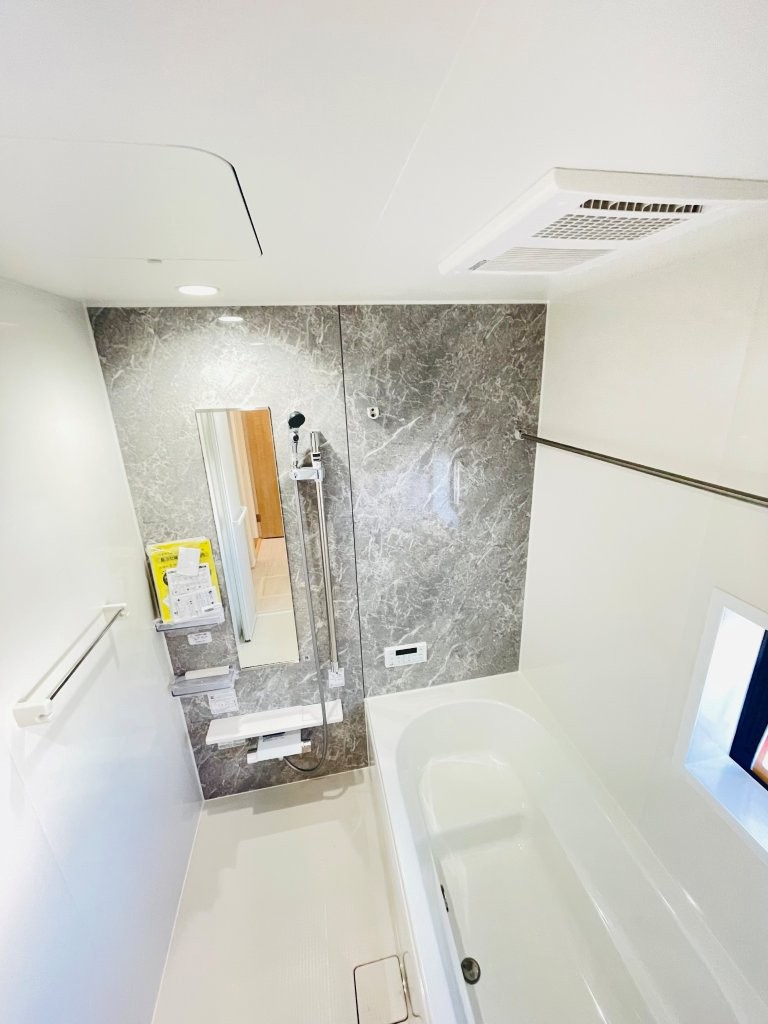 岡崎市赤渋町3期　新築分譲住宅　全3棟　1号棟の浴室|１坪タイプのユニットバス！浴槽は断熱材入りでお湯が冷めにくいです♪浴室乾燥機で梅雨の時期は洗濯物を乾かせます！