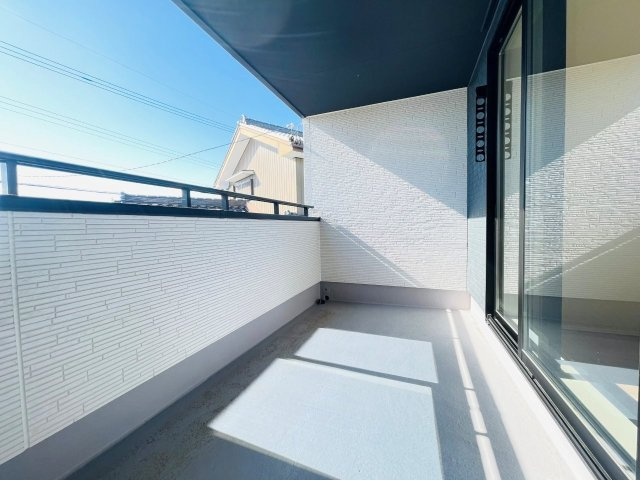 岡崎市赤渋町3期　新築分譲住宅　全3棟　1号棟のバルコニー|多用途に使えるインナーバルコニー付き。突然の雨でも安心です♪