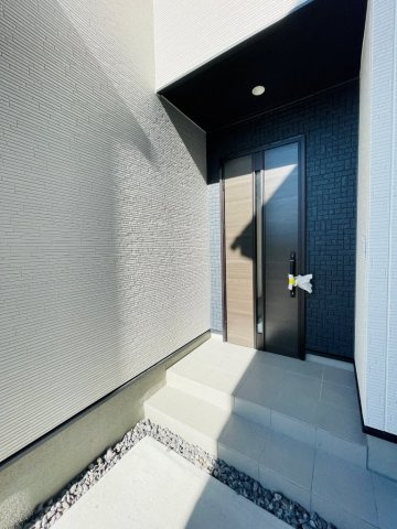 岡崎市赤渋町3期　新築分譲住宅　全3棟　1号棟の玄関|玄関ポーチがあるので、雨の日でも濡れることがなくドアの開け閉めができます。