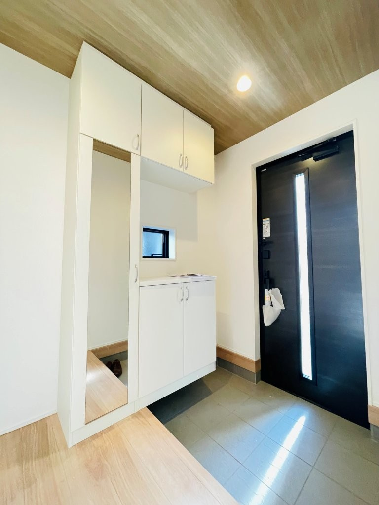 岡崎市赤渋町3期　新築分譲住宅　全3棟　1号棟の玄関|大容量のシューズボックス付きで玄関が靴で散らかりません。