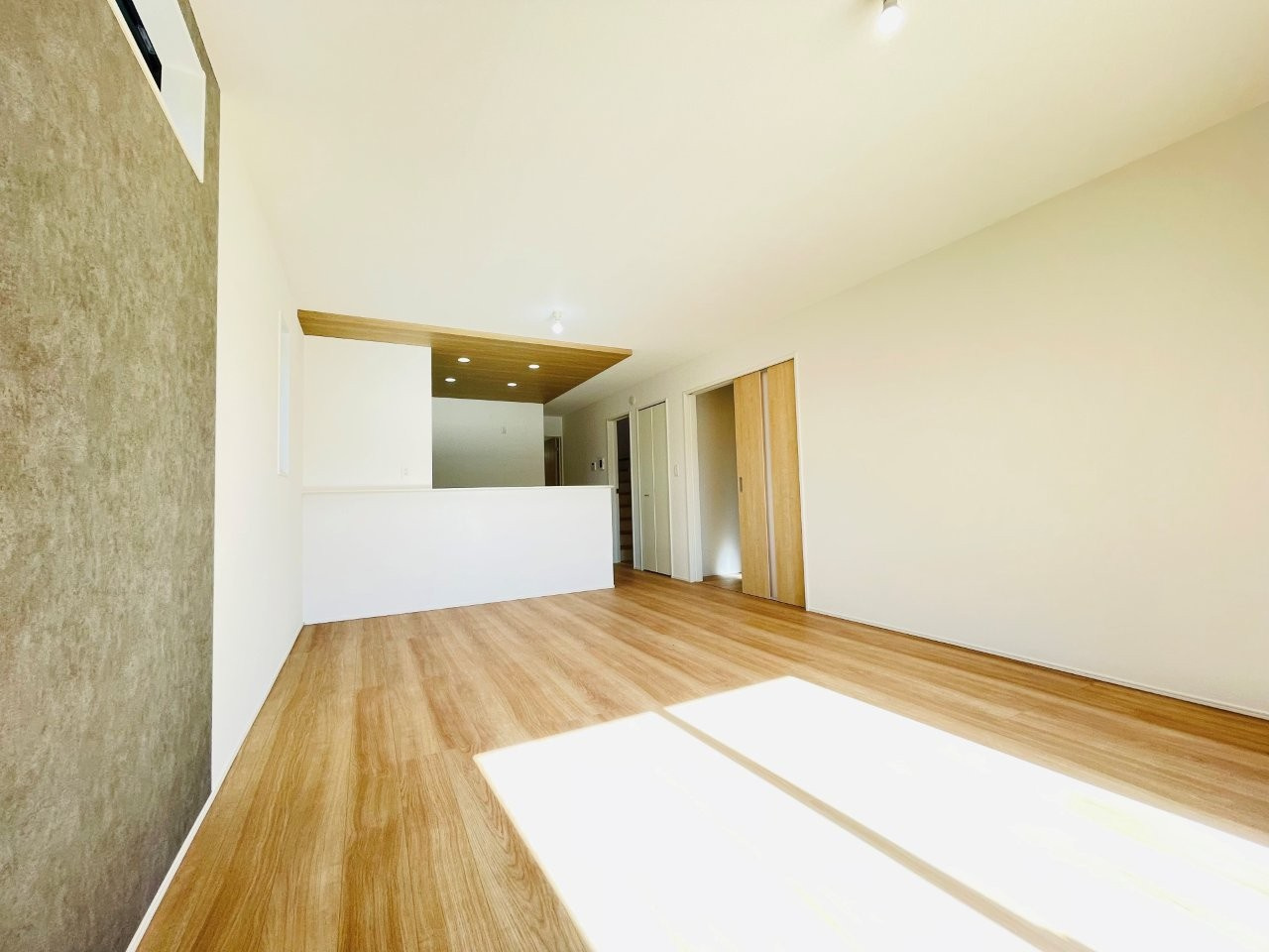 岡崎市赤渋町3期　新築分譲住宅　全3棟　1号棟の居間・リビング|家族でくつろげる広々としたリビングダイニング。