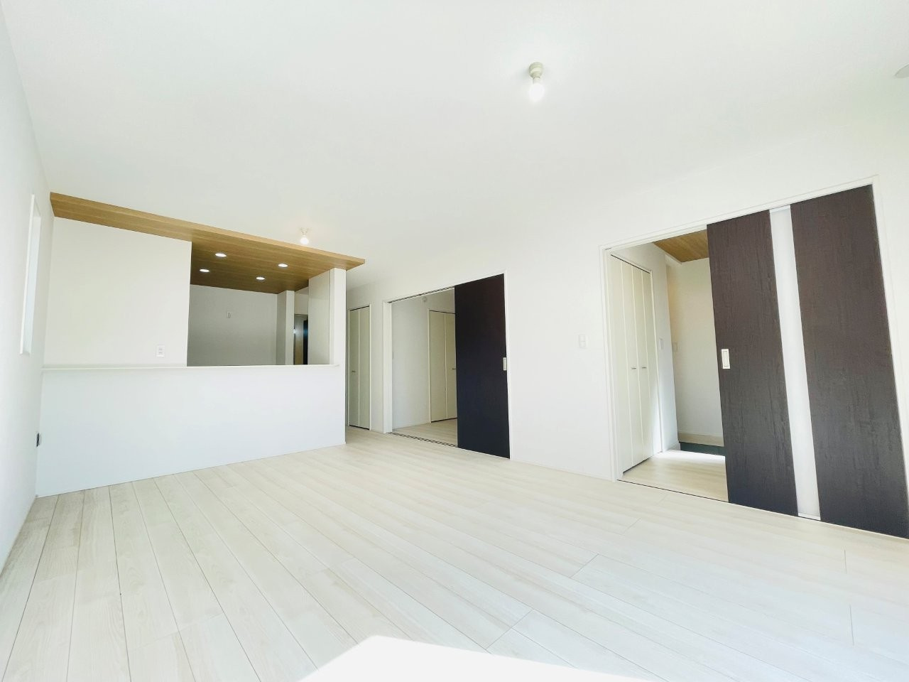 岡崎市赤渋町3期　新築分譲住宅　全3棟　2号棟の居間・リビング|家族でくつろげる広々としたリビングダイニング。