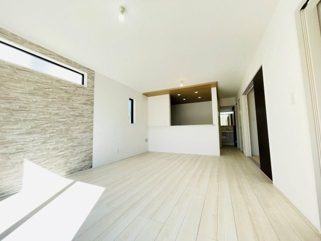 岡崎市赤渋町3期　新築分譲住宅　全3棟　2号棟の居間・リビング|どこにいても家族の顔が見える、明るく開放的なLDK。