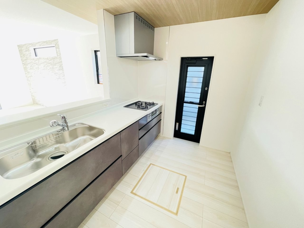 岡崎市赤渋町3期　新築分譲住宅　全3棟　2号棟のキッチン|広いシステムキッチンでお子様と一緒にお料理もできます。