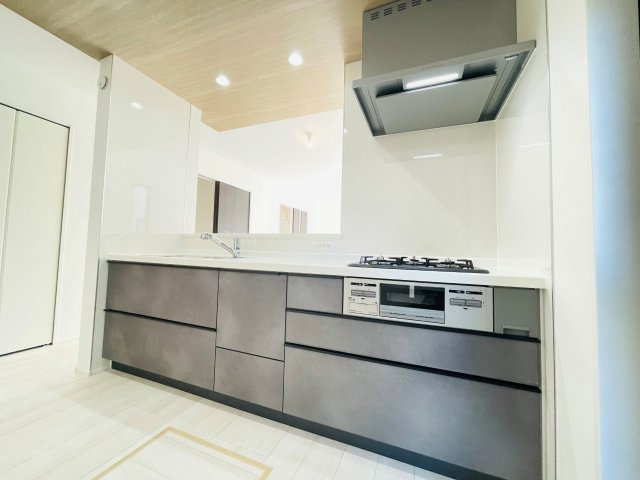 岡崎市赤渋町3期　新築分譲住宅　全3棟　2号棟のキッチン|使い勝手の良いシステムキッチン。