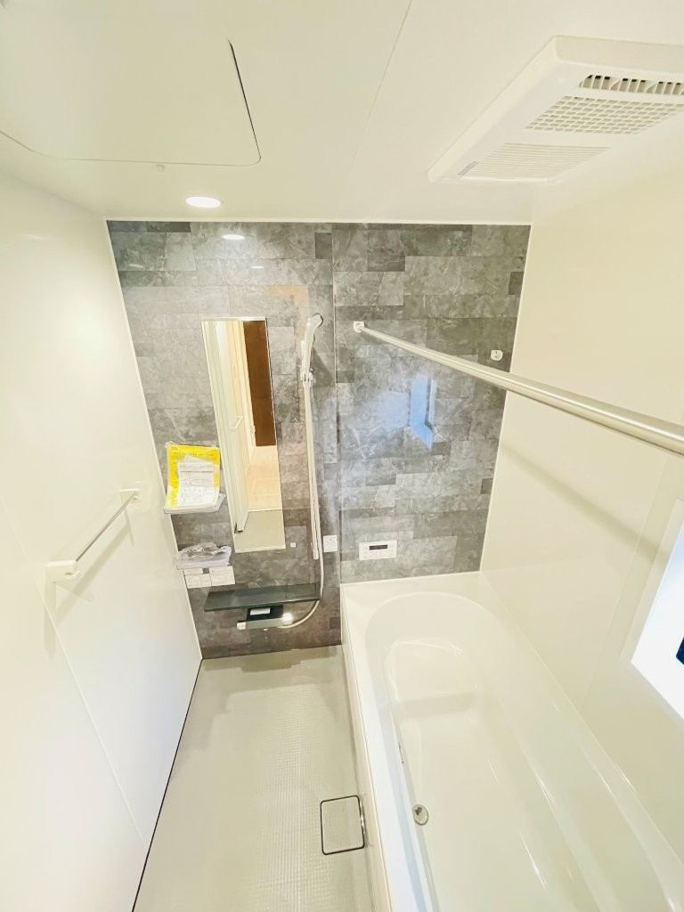 岡崎市赤渋町3期　新築分譲住宅　全3棟　2号棟の浴室|１坪タイプのユニットバス！浴槽は断熱材入りでお湯が冷めにくいです♪浴室乾燥機で梅雨の時期は洗濯物を乾かせます！
