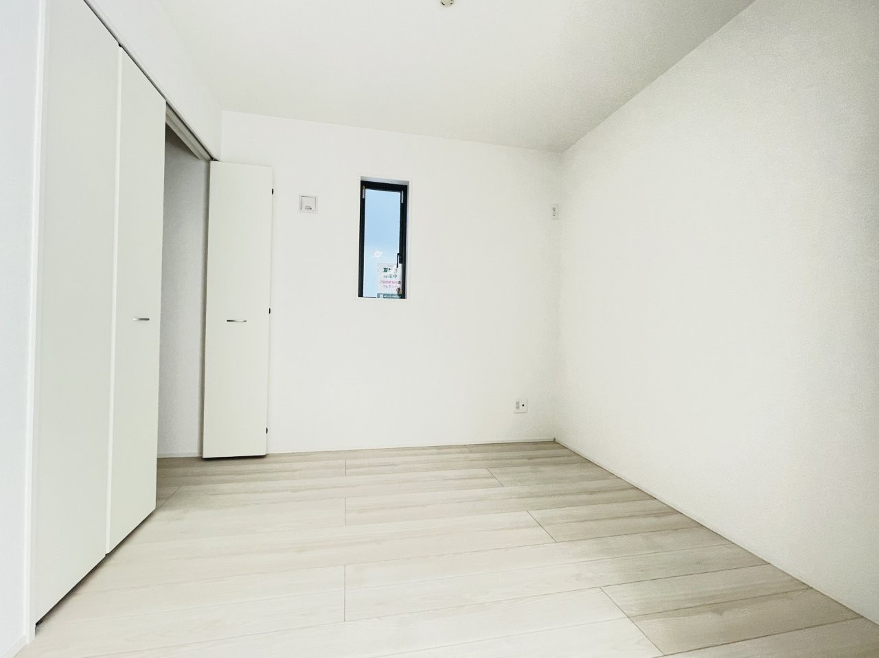 岡崎市赤渋町3期　新築分譲住宅　全3棟　2号棟の洋室|リビングに隣接した居室は、家事スペースやキッズスペースとしても活躍します！収納も完備！