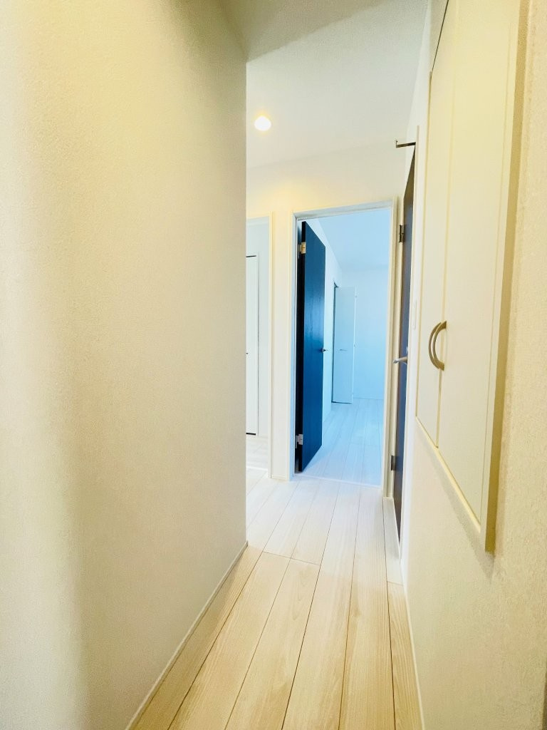 岡崎市赤渋町3期　新築分譲住宅　全3棟　2号棟のその他共用部分|2階廊下にも便利な収納付き♪