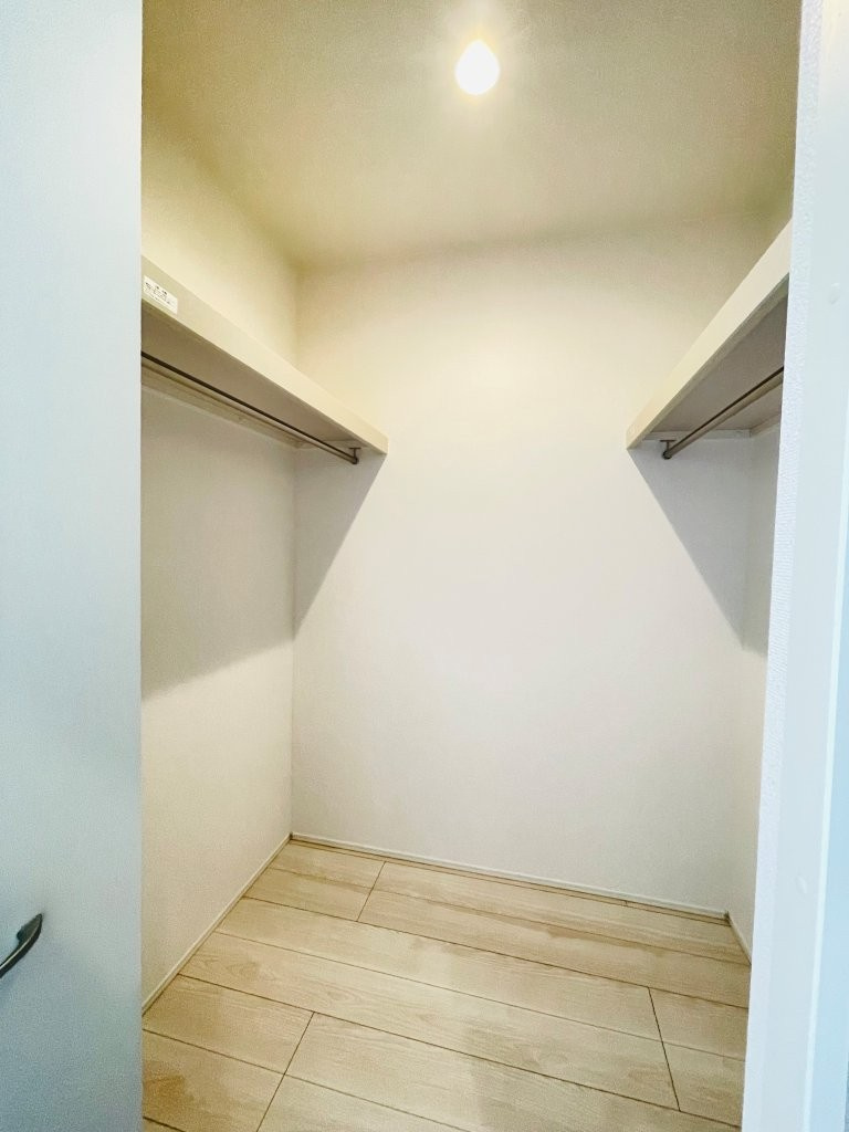 岡崎市赤渋町3期　新築分譲住宅　全3棟　2号棟の収納|居室にはウォークインクローゼットを完備。家族の衣類がスッキリ片付きます♪