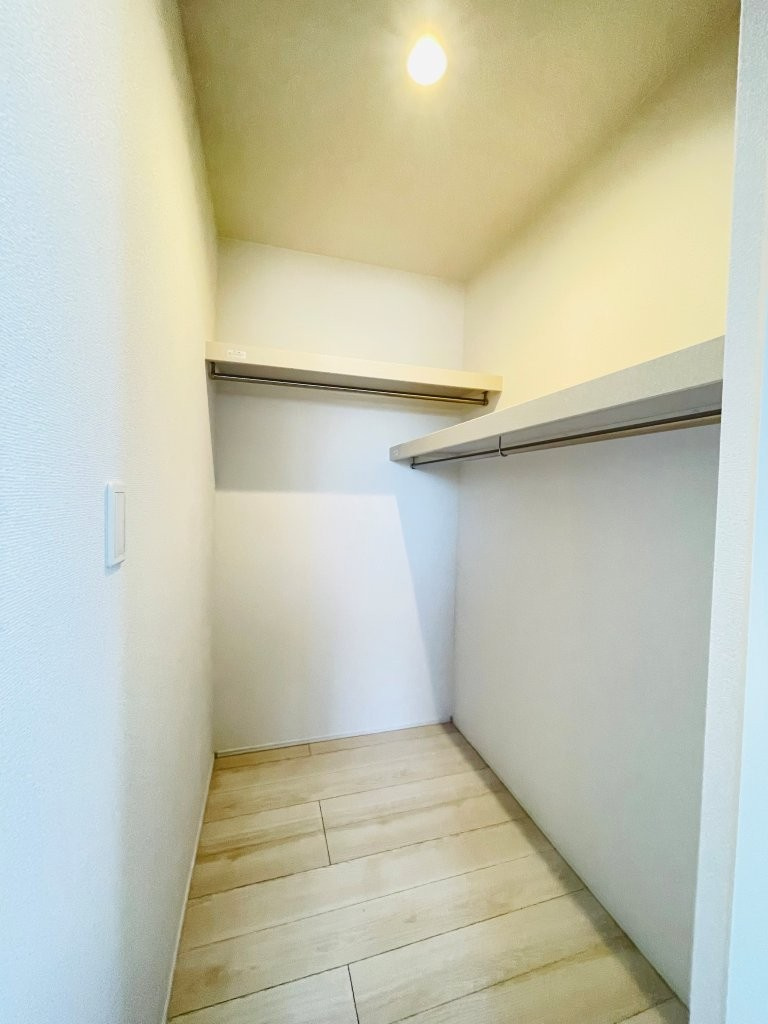 岡崎市赤渋町3期　新築分譲住宅　全3棟　2号棟の収納|ウォークインクローゼットは衣類だけでなく、バッグや帽子、アクセサリーなども収納でき管理がしやすいです。