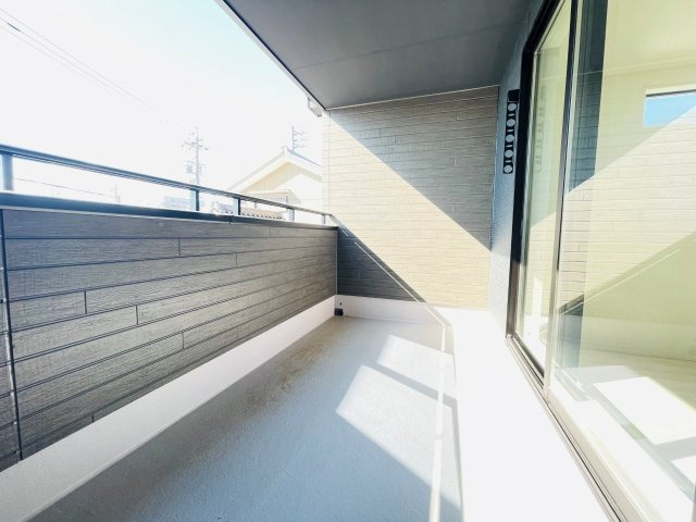 岡崎市赤渋町3期　新築分譲住宅　全3棟　2号棟のバルコニー|多用途に使えるインナーバルコニー付き。突然の雨でも安心です♪