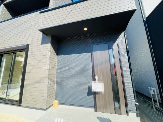 岡崎市赤渋町3期　新築分譲住宅　全3棟　2号棟の玄関|玄関ポーチがあるので、雨の日でも濡れることがなくドアの開け閉めができます。
