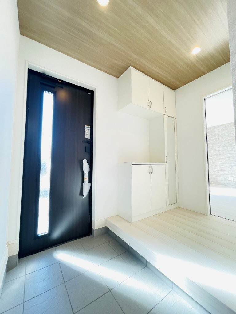 岡崎市赤渋町3期　新築分譲住宅　全3棟　2号棟の玄関|大容量のシューズボックス付きで玄関が靴で散らかりません。
