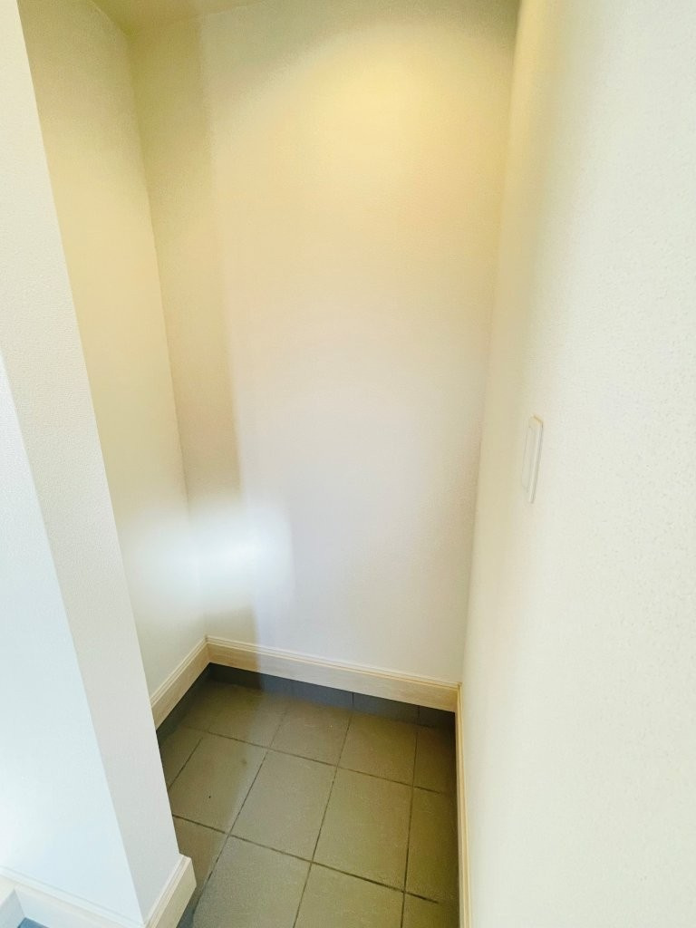 岡崎市赤渋町3期　新築分譲住宅　全3棟　2号棟の収納|玄関に広い収納スペースがあり、ベビーカーなどの置き場所に困りません。