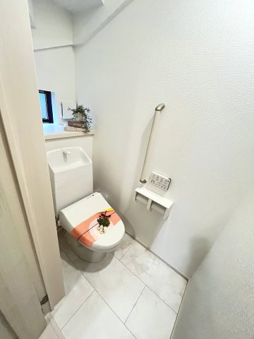 【内装】 | 福岡市東区美和台5丁目第1　A号棟（全2棟）【仲介手数料無料・0円】 | 施工例。1階のトイレです。施工例は完成時と異なる場合があります。