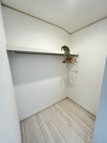 【収納】 | 福岡市東区美和台5丁目第1　A号棟（全2棟）【仲介手数料無料・0円】 | 現地写真。ウォークインクローゼットです。