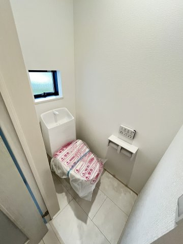 【内装】 | 福岡市東区美和台5丁目第1　A号棟（全2棟）【仲介手数料無料・0円】 | 施工例。2階にもトイレです。施工例は完成時と異なる場合があります。