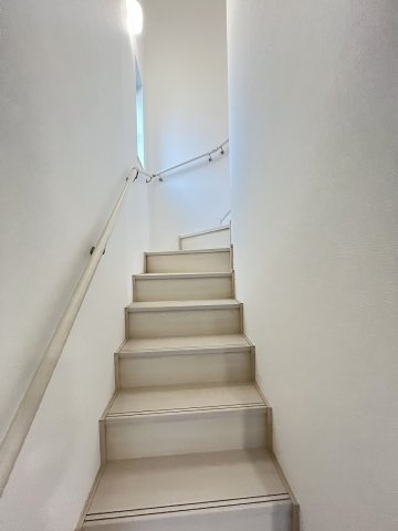 【内装】 | 福岡市東区美和台5丁目第1　A号棟（全2棟）【仲介手数料無料・0円】 | 現地写真。2階へ上がる階段です。手摺もついて安全ですね。