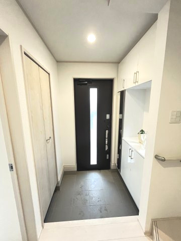 【玄関】 | 福岡市東区美和台5丁目第1　A号棟（全2棟）【仲介手数料無料・0円】 | 施工例。施工例は完成時と異なる場合があります。